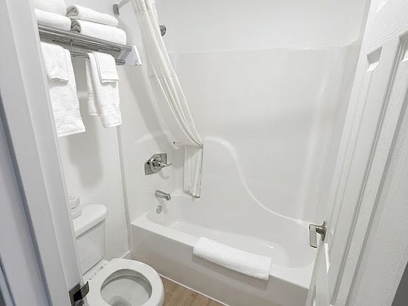 4th image of 2035 W 3rd St #212