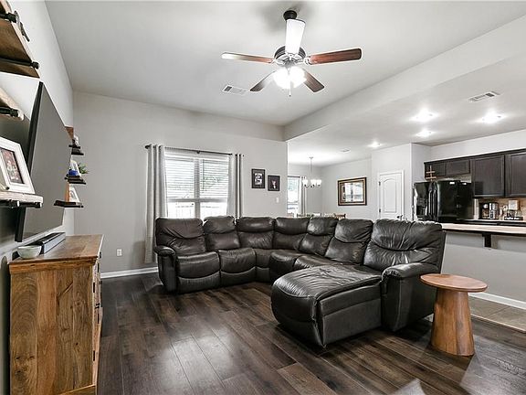 5th image of 1028 E Creek Ct