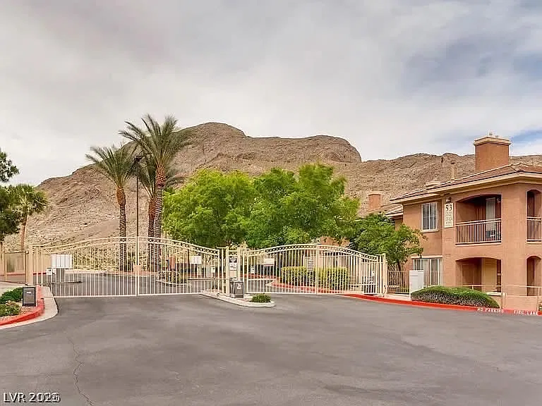 2 bed, 2.5 bath, 1273 sqft, $1,800 — Photo 1