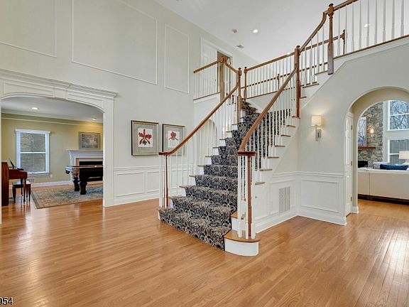 5th image of 18 Shadowbrook Way