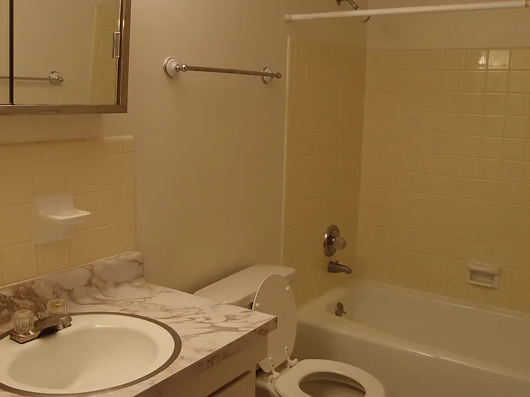 Guion Creek Apartments — Photo 21