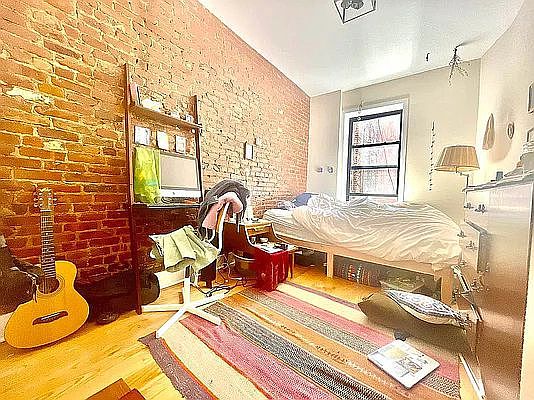 4th image of 510 Chauncey St #4