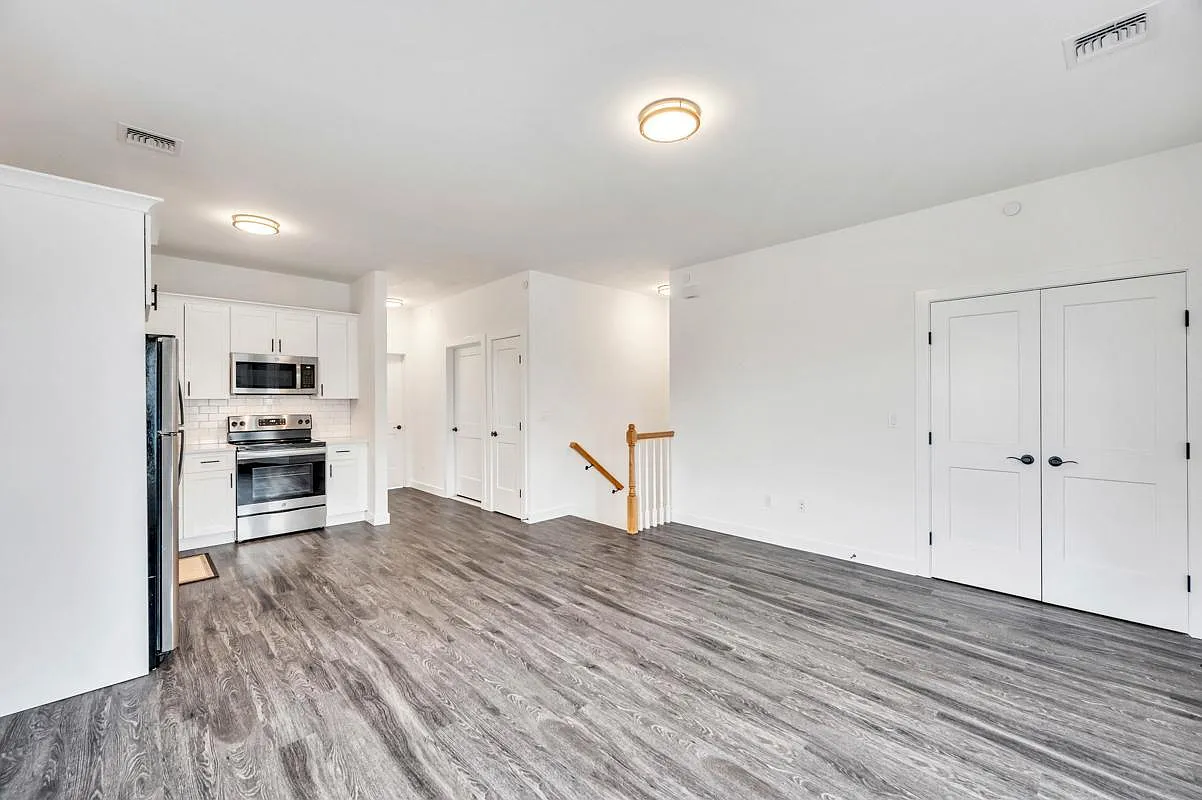 140 S Clinton Ave — Photo 1