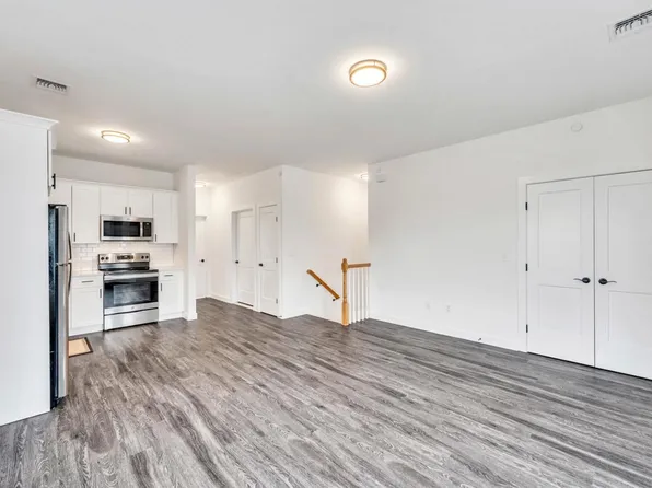 140 S Clinton Ave #2A, Bay Shore, NY 11706