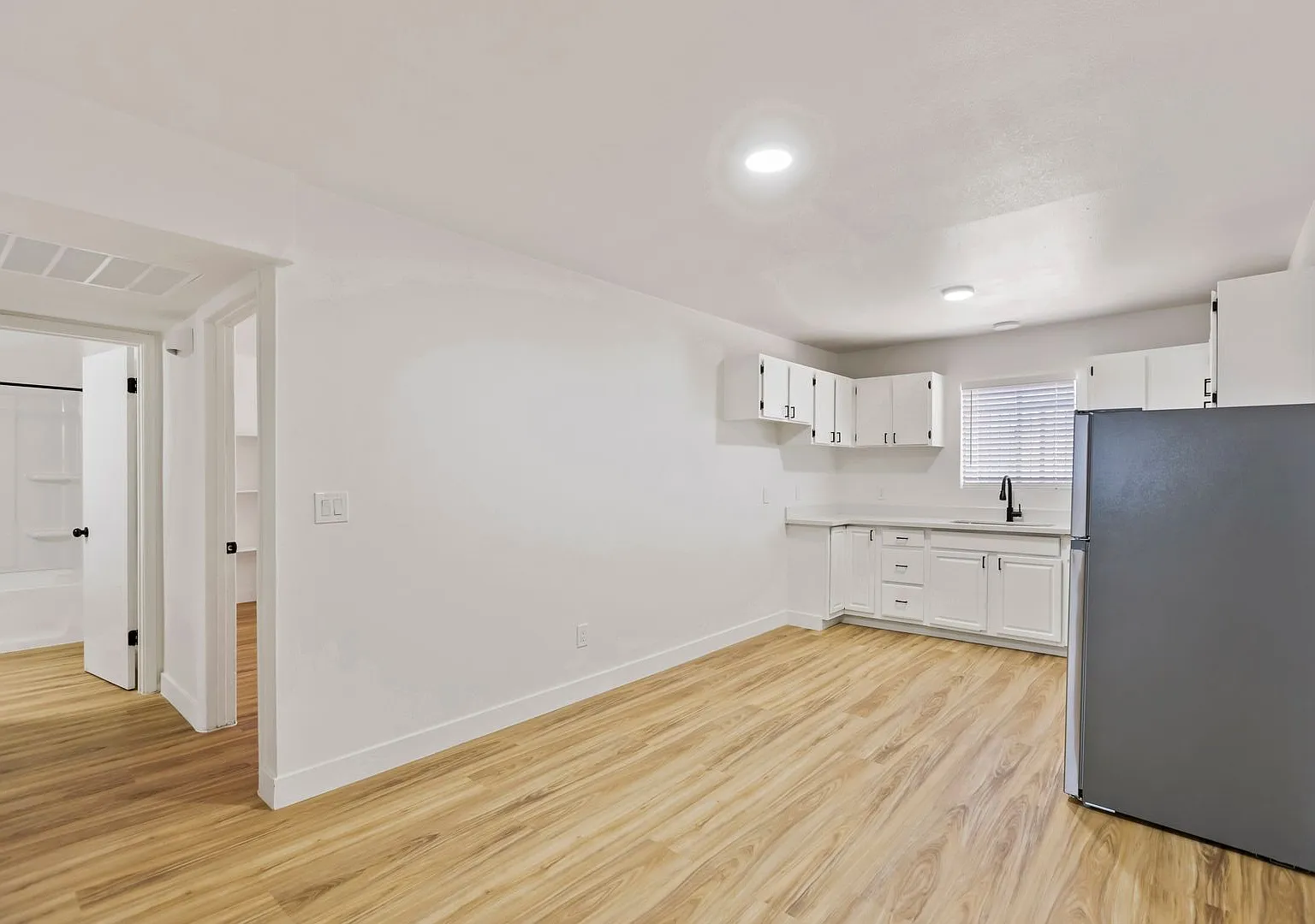 241 W Philadelphia Avenue — Photo 2