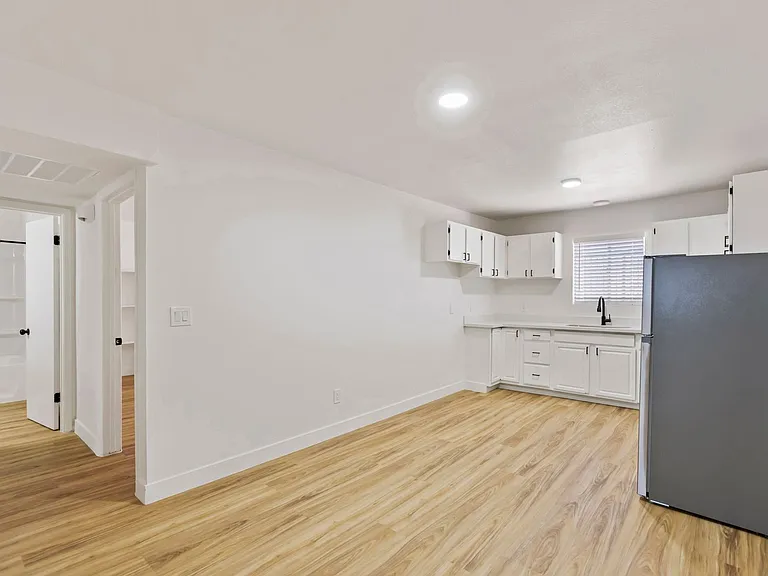 241 W Philadelphia Ave — Photo 2