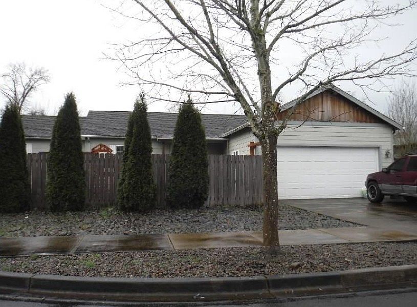 1st image of 838 SE Roberts Ct