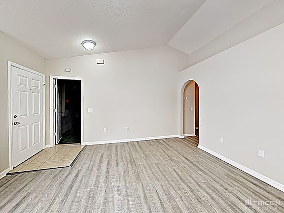 4th image of 916 Brenton Leaf Dr