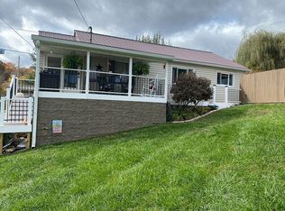 170 9th St, Mount Hope, WV 25880