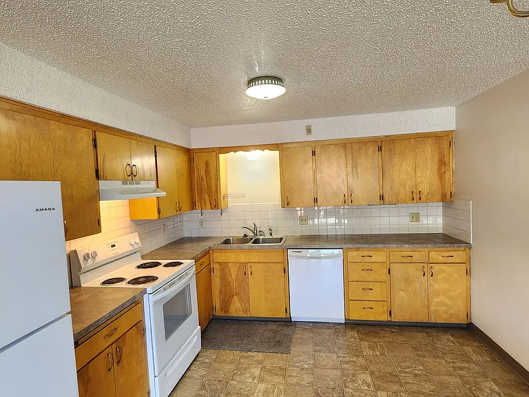 605 S Grand Ave — Photo 5
