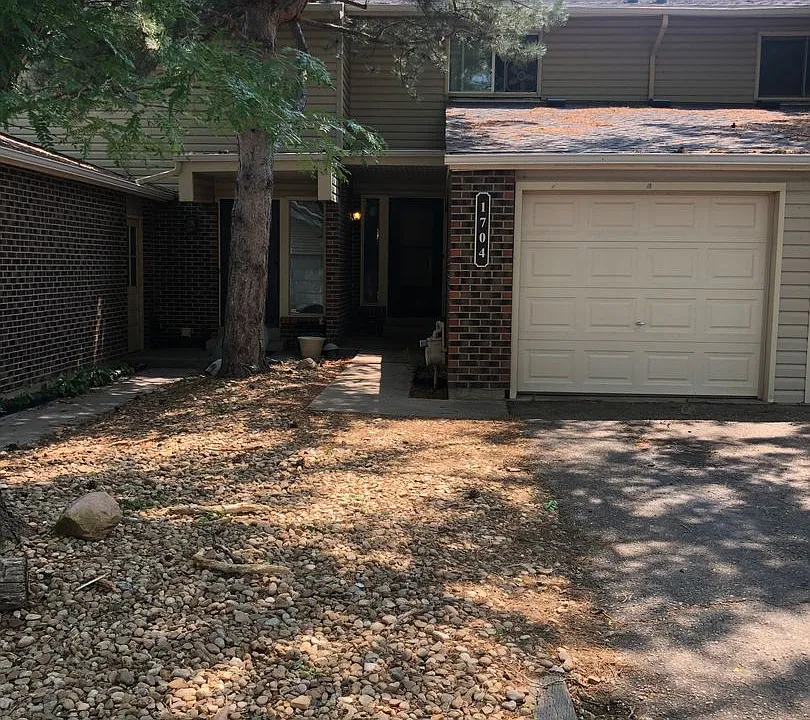 1704 Ostia Cir