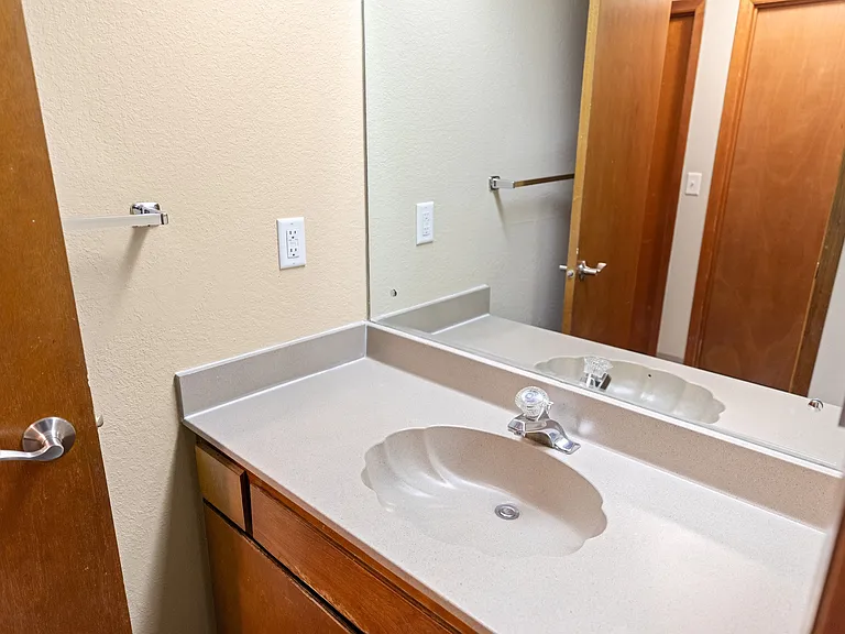 Lyons Court Apartments — Photo 9