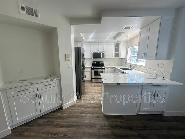 674 Warwick Ave — Photo 10