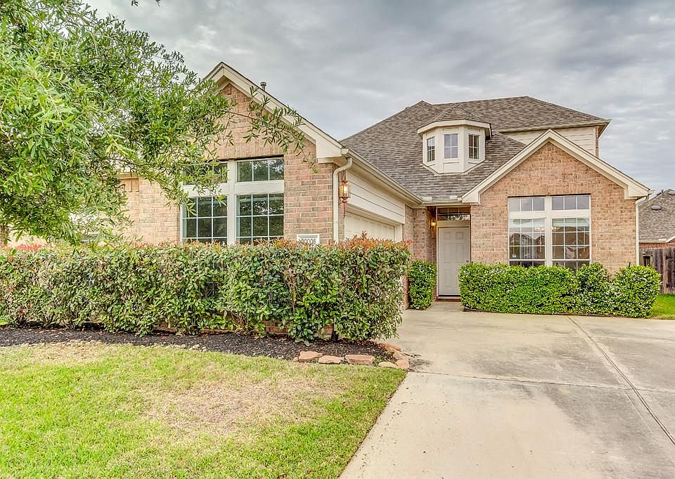 Great Floorplan with all bedrooms down, master separated from secondary bedrooms. Versatile gameroom