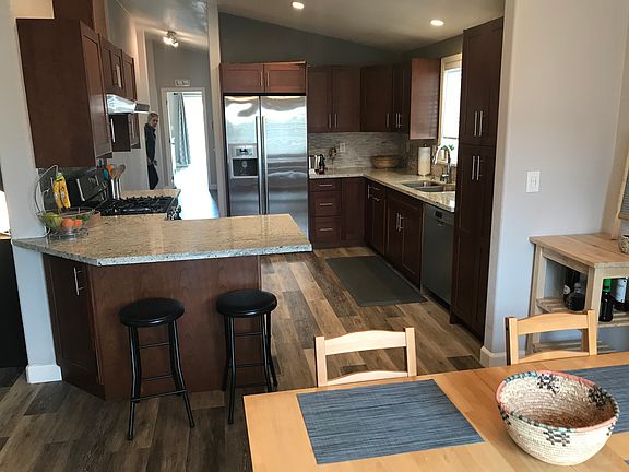 Breakfast bar with seating 4