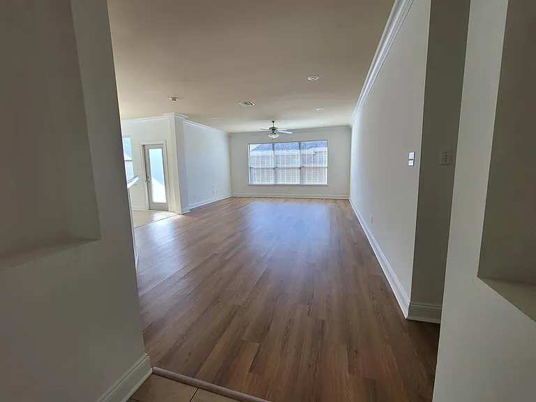 300 Spanish Moss Ln — Photo 4