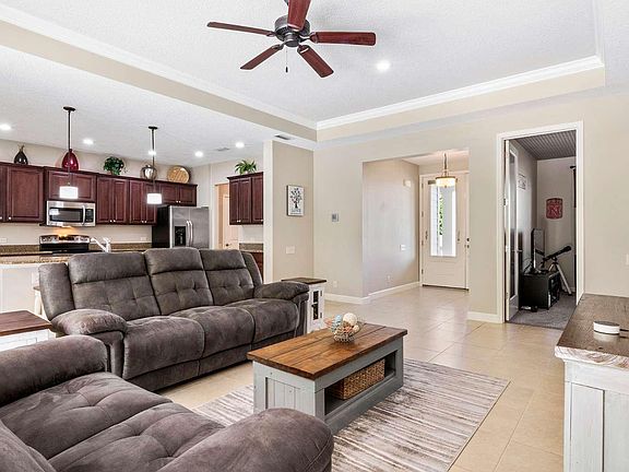 4th image of 227 SW Bellflower Dr