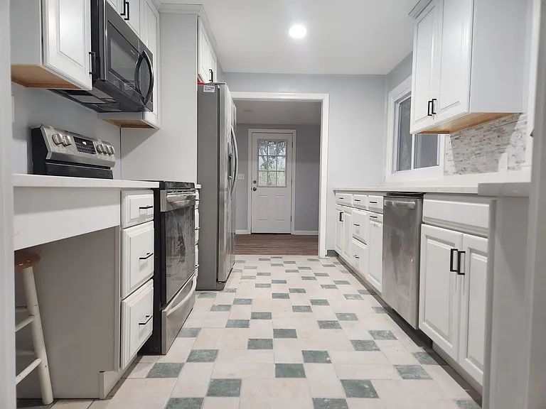 1751 S Main St — Photo 32