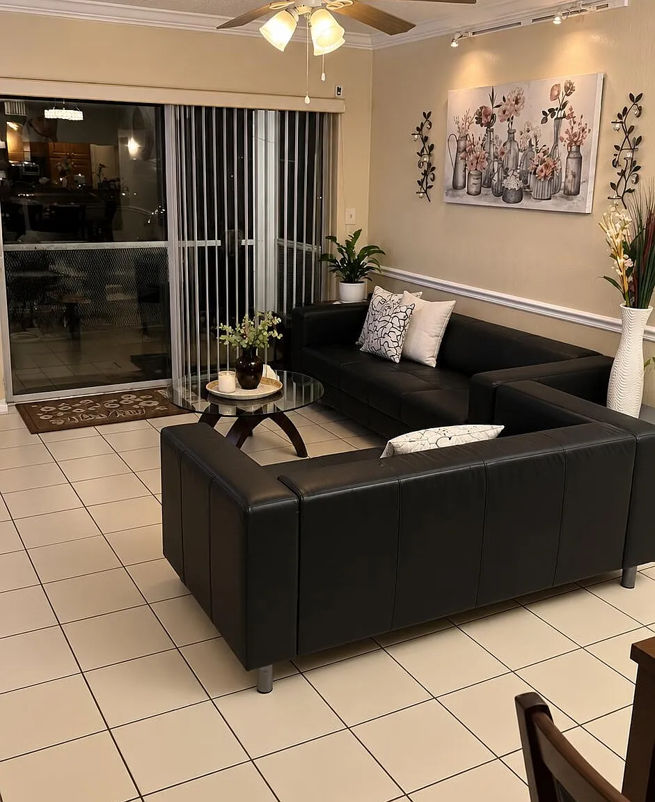 3 bed, 2.0 bath, 1045 sqft, $2,300 — Photo 3