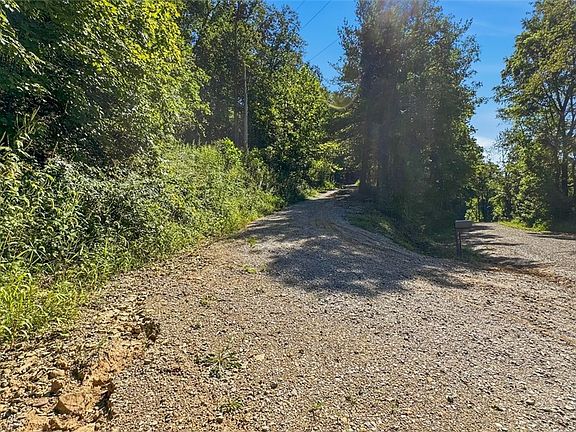 4th image of 742 Peters Cave Rd