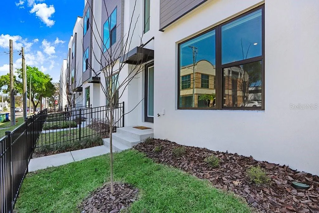 3 bed, 3.5 bath, 2238 sqft, $5,250 — Photo 3