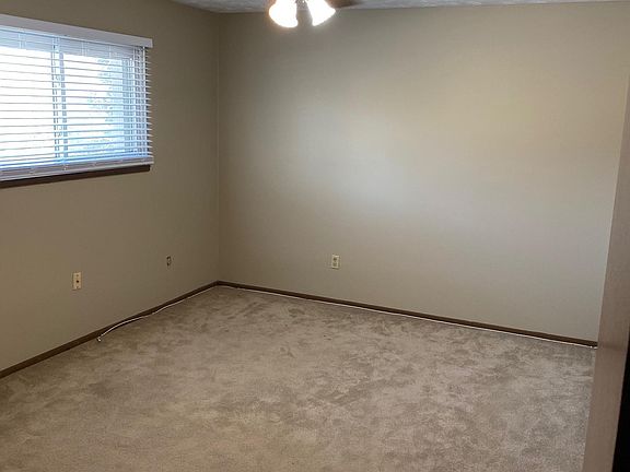 5th image of 815 N 123rd Plz