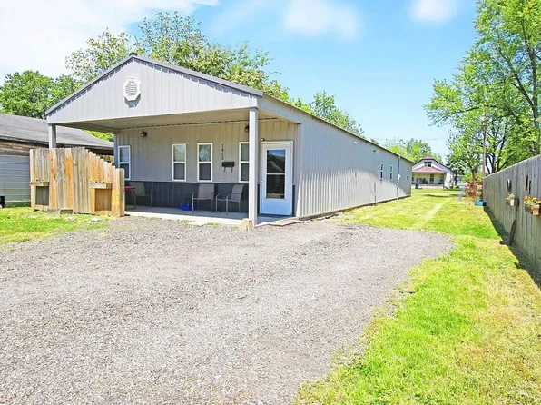 1413 E Oak St, Dexter, MO 63841