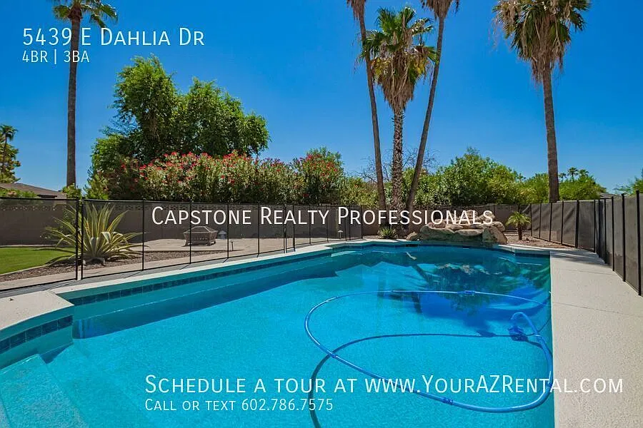 Luxurious and comfortable 4 bedrooms, 3 bathrooms, family room, living dining room, and a bonus r... — Photo 2