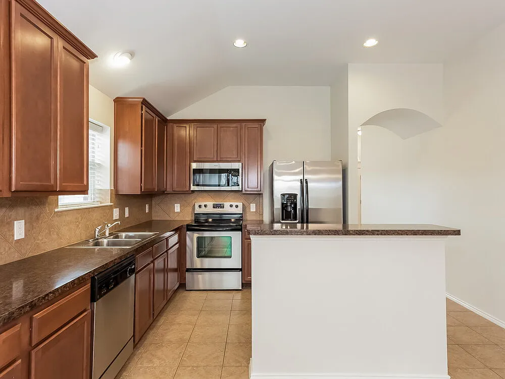 3 bed, 2.0 bath, 1660 sqft, $2,175 — Photo 3