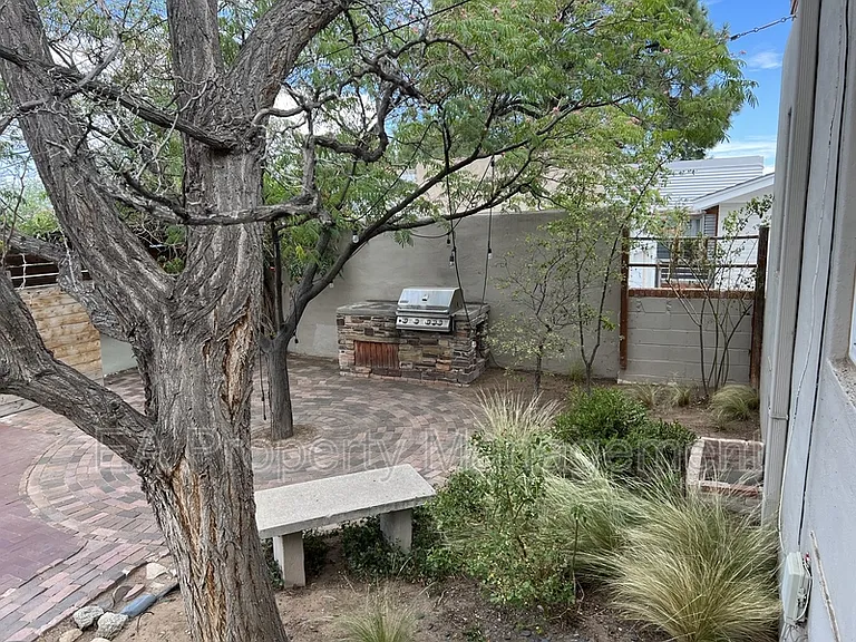 411 Wellesley Dr SE — Photo 24