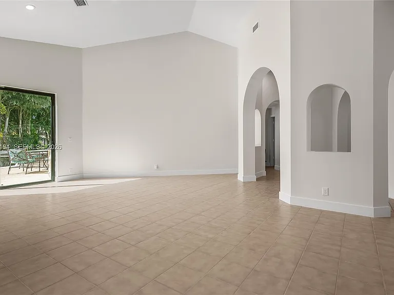 1087 Deerwood Ln — Photo 15