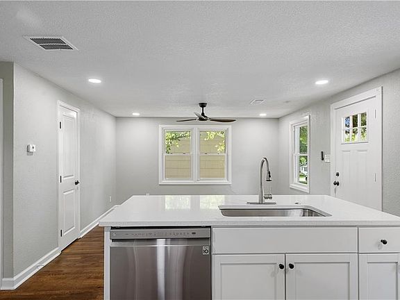 5th image of 605 E 90th St