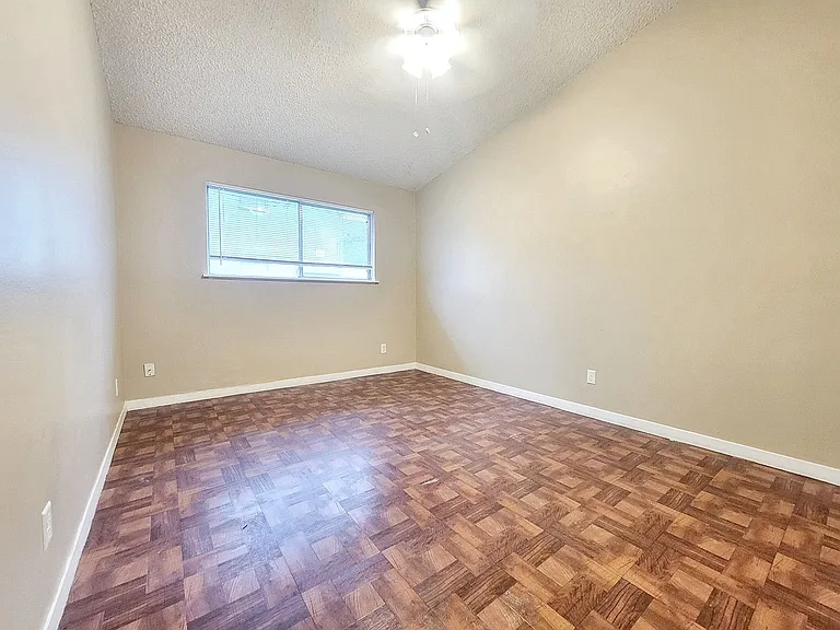 618 W 51st St #104 — Photo 14