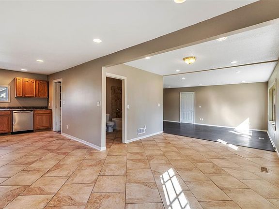 4th image of 303 S Lakeside Dr