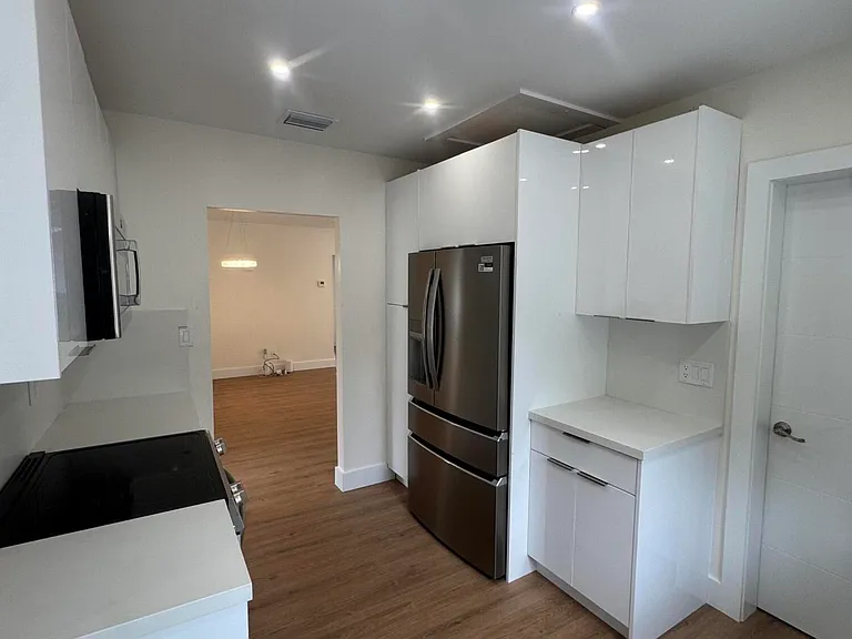 725 NE 160th Ter — Photo 8