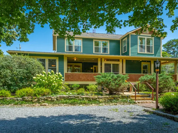 1001 Smith Spring St, Signal Mountain, TN 37377