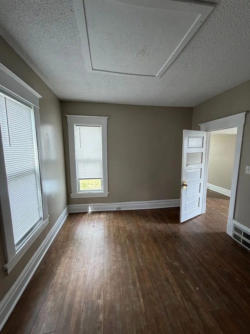 Spacious 3 Bedroom Southside Holland — Photo 4