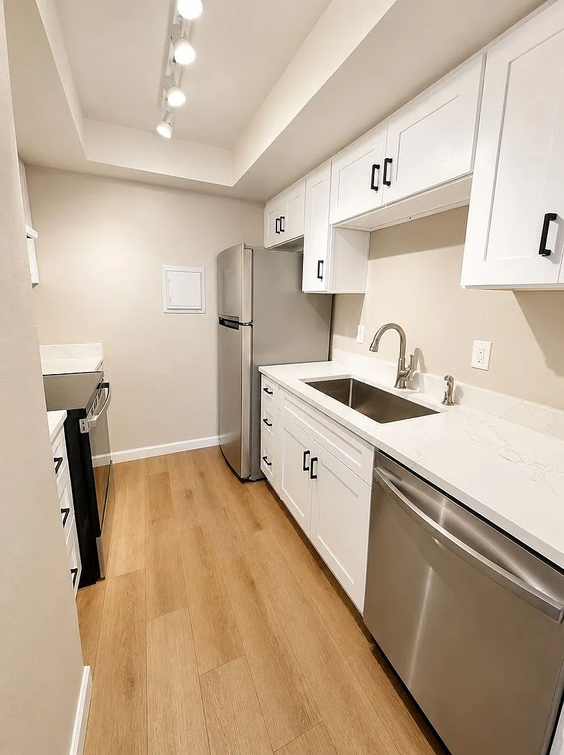 3bd/2ba Bellevue Condo — Photo 2