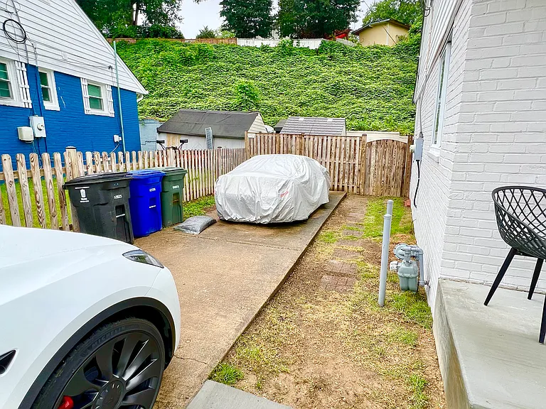 1326 S Columbus St — Photo 22