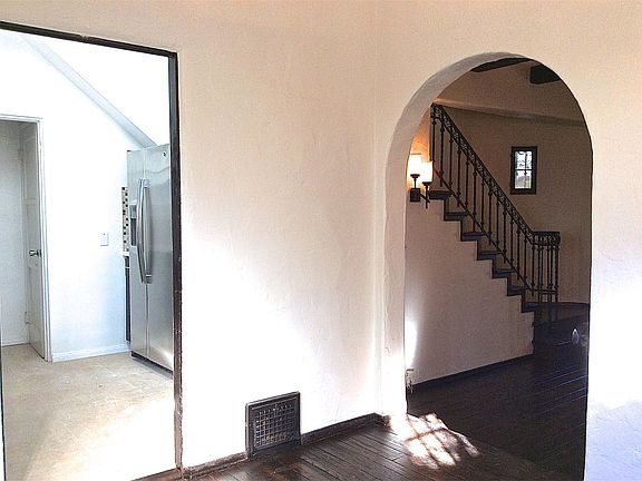 4th image of 1515 N Hayworth Ave #1519