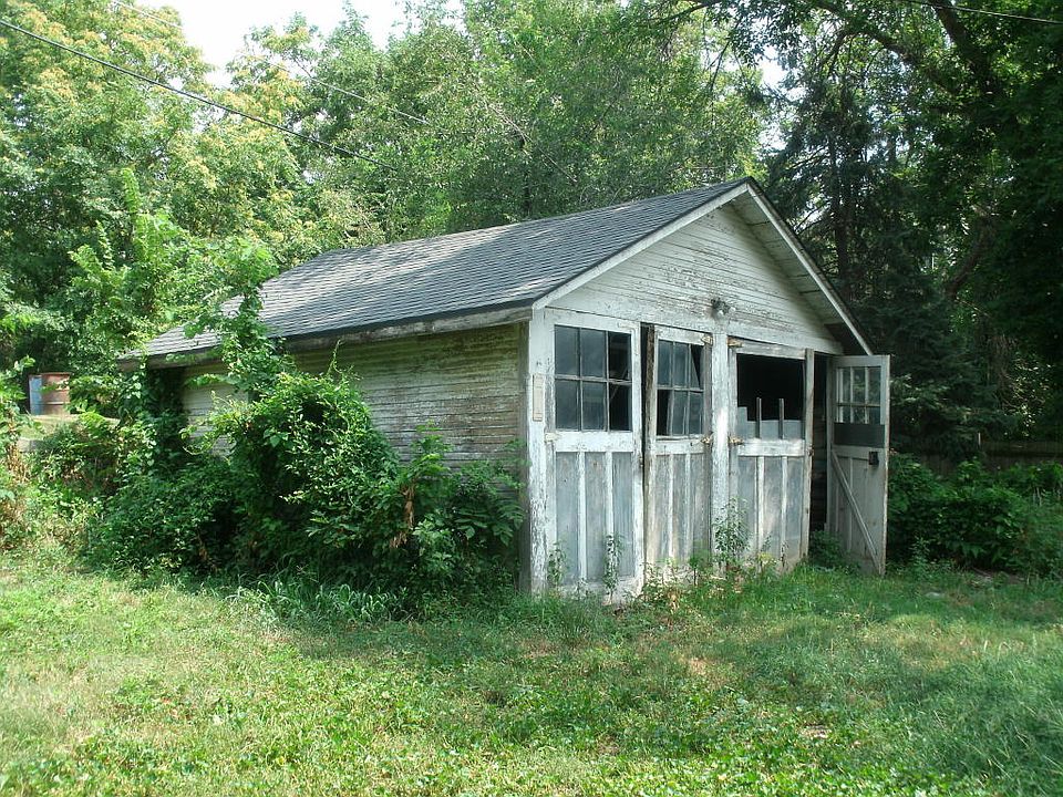 2nd image of 2231 Edmond St