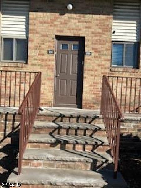 1st image of 212 N Oaks Blvd