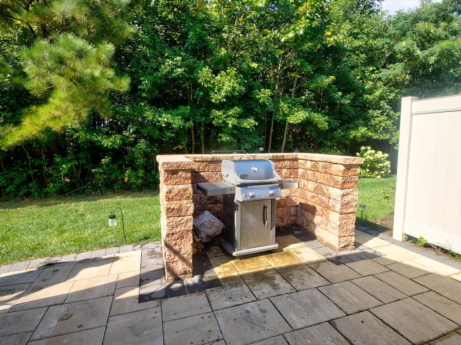 3 bed, 2.5 bath, 1860 sqft, $1,900 — Photo 3