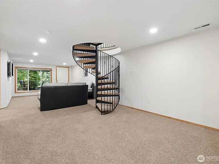 8016 Pacific Hwy S — Photo 10