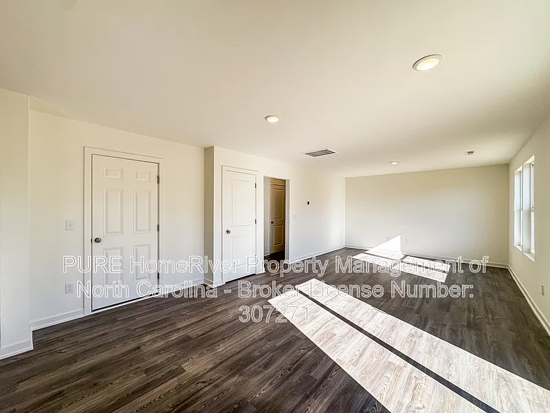 4 bed, 2.5 bath, 2014 sqft, $2,025 — Photo 4