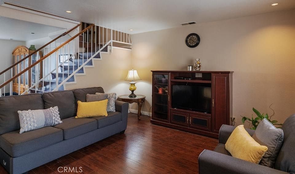 1st image of 916 E 65th St APT 3