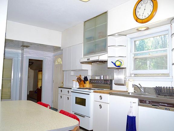5th image of 1388 Snelling Ave N
