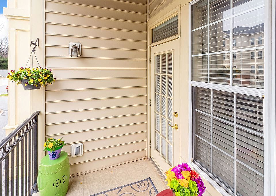 2nd image of 2520 Kensington Gdns Unit 201