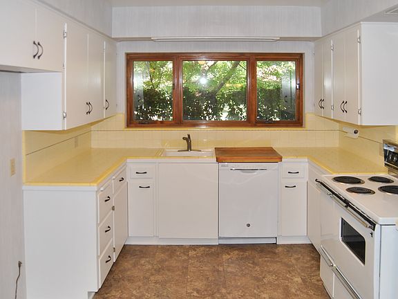 5th image of 1519 W Kaweah Ave