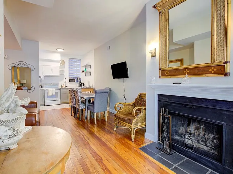 1118 F St NE #2 — Photo 2